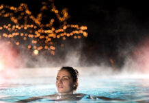 mujer en una piscina climatizada con bomba de calor