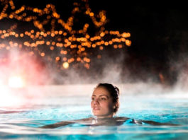 mujer nadando en piscina con calentamiento mediante bomba de calor con tecnología inverter