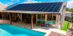 paneles solares para calentar piscina, instalados en el tejado de una casa