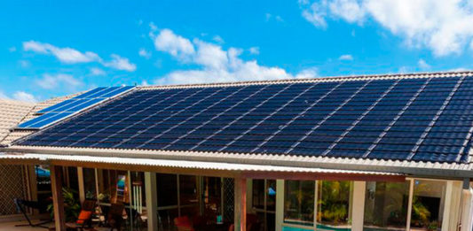 paneles solares para calentar piscina, instalados en el tejado de una casa