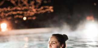 mujer en el interior de una piscina mientras se calienta el agua