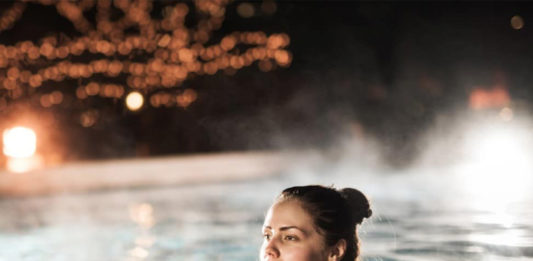 mujer en el interior de una piscina mientras se calienta el agua